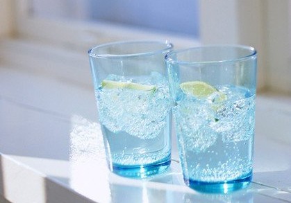 经典的说说心情：青春是挽不回的水，转眼消失在指尖